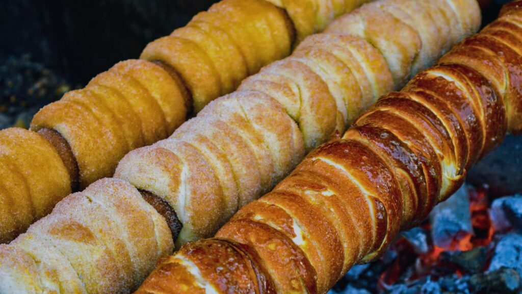 Trdelník, une pâtisserie traditionnelle cuite à la broche et recouverte de sucre et de cannelle