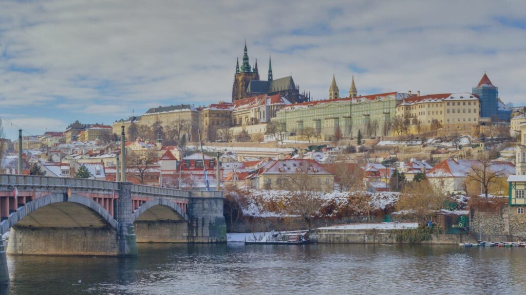 Château de Prague et cathédrale Saint-Guy avec des toits recouverts de neige.