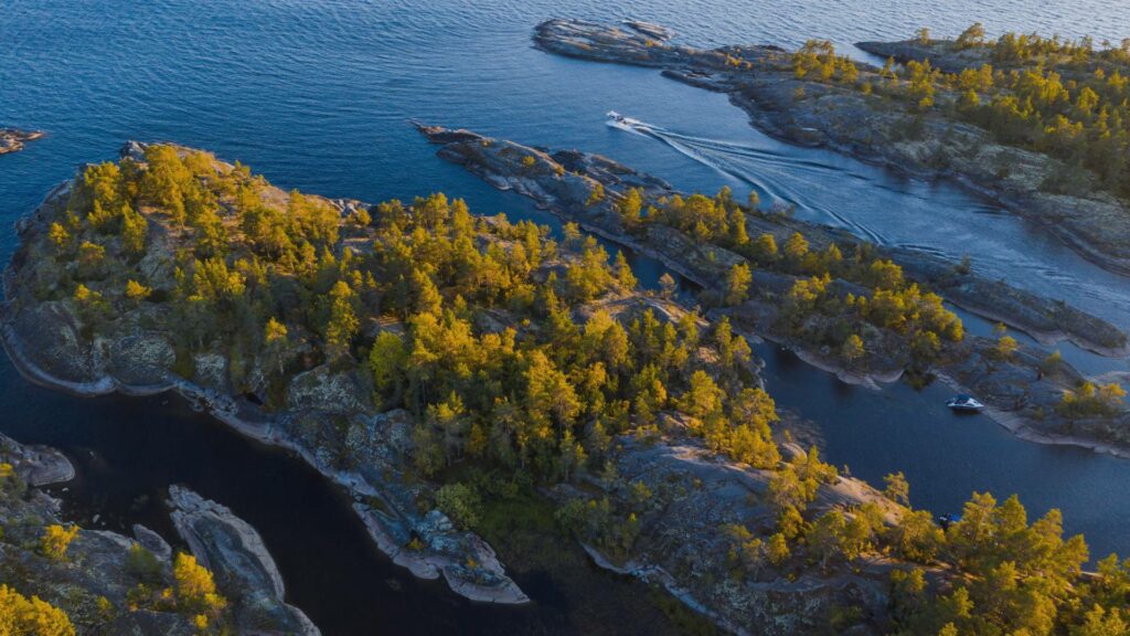 Lac Ladoga en automne, paysage typique Carélien