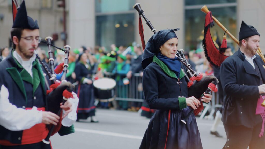 Défilé de la Saint-Patrick à New York avec des chars et des costumes verts